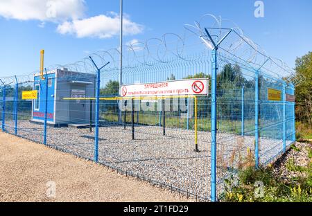 Gasindustrie. Gasregulierungs- und -Verteilungspunkt außerhalb der Stadt. Text auf russisch: Brennbar, Gas Stockfoto