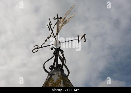 Windfahne auf einem Kirchturm Stockfoto