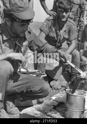 JOM KIPPUR WAR. AUF DEM FOTO, IDF-SOLDATEN ZUBEREITUNG VON KAFFEE. IDF-Foto von Karen Zvi Stockfoto