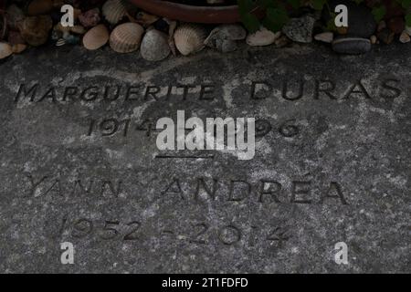 Das Grab des französischen Schriftstellers und Dramatikers tMarguerite Duras mit Stifttöpfen Montparnasse Friedhof, Cimetière du Montparnasse, 14. Arrondissement Stockfoto