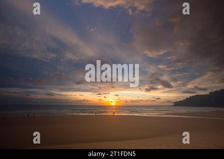 Machen Sie romantische rosa Himmel bei Sonnenuntergang über dem Ozean. Sonnenuntergang mit hellen roten Lichtstrahlen und anderen atmosphärischen Effekten. Farbenfrohe Wolke in hellem Himmel. Himmel Stockfoto