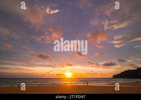 Machen Sie romantische rosa Himmel bei Sonnenuntergang über dem Ozean. Sonnenuntergang mit hellen roten Lichtstrahlen und anderen atmosphärischen Effekten. Farbenfrohe Wolke in hellem Himmel. Himmel Stockfoto