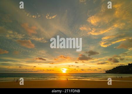 Machen Sie romantische rosa Himmel bei Sonnenuntergang über dem Ozean. Sonnenuntergang mit hellen roten Lichtstrahlen und anderen atmosphärischen Effekten. Farbenfrohe Wolke in hellem Himmel. Himmel Stockfoto