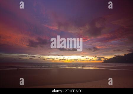 Machen Sie romantische rosa Himmel bei Sonnenuntergang über dem Ozean. Sonnenuntergang mit hellen roten Lichtstrahlen und anderen atmosphärischen Effekten. Farbenfrohe Wolke in hellem Himmel. Himmel Stockfoto