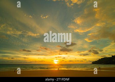 Machen Sie romantische rosa Himmel bei Sonnenuntergang über dem Ozean. Sonnenuntergang mit hellen roten Lichtstrahlen und anderen atmosphärischen Effekten. Farbenfrohe Wolke in hellem Himmel. Himmel Stockfoto