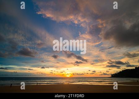 Machen Sie romantische rosa Himmel bei Sonnenuntergang über dem Ozean. Sonnenuntergang mit hellen roten Lichtstrahlen und anderen atmosphärischen Effekten. Farbenfrohe Wolke in hellem Himmel. Himmel Stockfoto