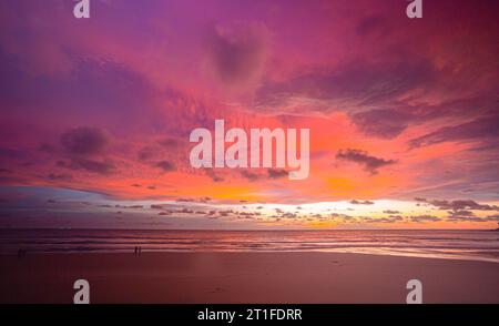 Machen Sie romantische rosa Himmel bei Sonnenuntergang über dem Ozean. Sonnenuntergang mit hellen roten Lichtstrahlen und anderen atmosphärischen Effekten. Farbenfrohe Wolke in hellem Himmel. Himmel Stockfoto