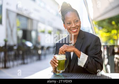 Porträt einer Reifen Geschäftsfrau, die in einem Café im Freien sitzt Stockfoto