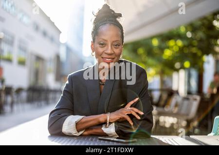 Porträt einer selbstbewussten Geschäftsfrau in der Stadt Stockfoto