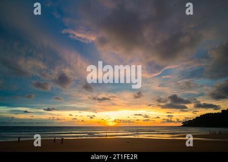 Machen Sie romantische rosa Himmel bei Sonnenuntergang über dem Ozean. Sonnenuntergang mit hellen roten Lichtstrahlen und anderen atmosphärischen Effekten. Farbenfrohe Wolke in hellem Himmel. Himmel Stockfoto