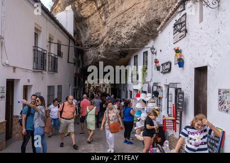Straße in Setenil de las Bodegas, einem spanischen Dorf in der Provinz Cadiz. Die Häuser sind in der Schlucht des Trejo-Flusses gebaut. Stockfoto