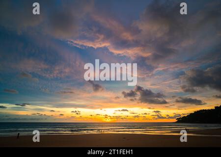 Machen Sie romantische rosa Himmel bei Sonnenuntergang über dem Ozean. Sonnenuntergang mit hellen roten Lichtstrahlen und anderen atmosphärischen Effekten. Farbenfrohe Wolke in hellem Himmel. Himmel Stockfoto