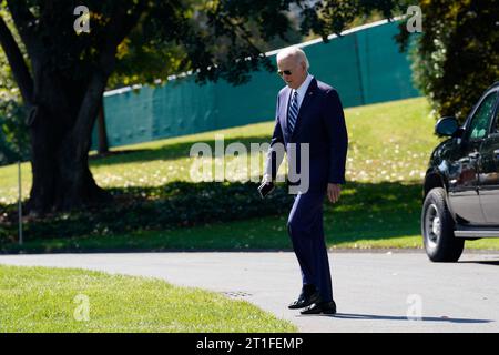 Washington, Usa. Oktober 2023. US-Präsident Joe Biden spaziert auf dem Südrasen des Weißen Hauses in Washington, bevor er am 13. Oktober 2023 nach Philadelphia abreist. Foto: Yuri Gripas/ABACAPRESS.COM Credit: Abaca Press/Alamy Live News Stockfoto