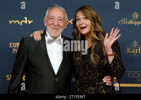 Leipzig, Deutschland. Oktober 2023. Dieter Hallervorden und Christiane Zander nehmen an der Medienpreisverleihung „Goldene Henne“ Teil. Der Publikumspreis wird zum 29. Mal auf einer Fernsehgala in Leipzig verliehen. Quelle: Hendrik Schmidt/dpa/Alamy Live News Stockfoto