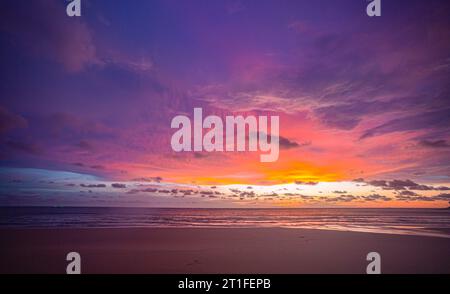 Machen Sie romantische rosa Himmel bei Sonnenuntergang über dem Ozean. Sonnenuntergang mit hellen roten Lichtstrahlen und anderen atmosphärischen Effekten. Farbenfrohe Wolke in hellem Himmel. Himmel Stockfoto