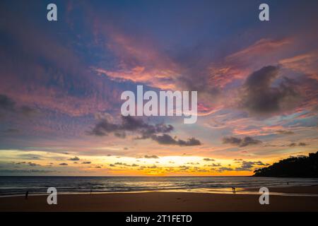 Machen Sie romantische rosa Himmel bei Sonnenuntergang über dem Ozean. Sonnenuntergang mit hellen roten Lichtstrahlen und anderen atmosphärischen Effekten. Farbenfrohe Wolke in hellem Himmel. Himmel Stockfoto