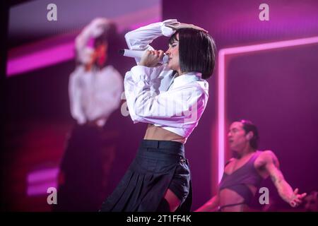 Aitana tritt am 12. Oktober 2023 im Palau Sant Jordi in Barcelona auf. Fotograf: Ale Espaliat Stockfoto