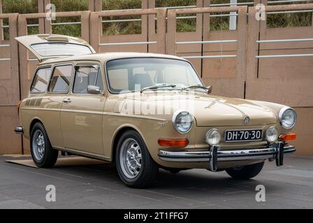 Scheveningen, Niederlande, 14.05.2023, Retro Volkswagen 1600 Typ 3 Variante ab 1970 in beigefarbener Farbe auf der Aircooler Oldtimer-Ausstellung Stockfoto