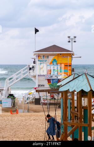 Tel Aviv, Israel - 2. Oktober 2023 - Panoramablick auf das Meer vom Strand von Tel Aviv. Die gewellte Mittelmeerküste an einem windigen und bewölkten Tag. Stockfoto