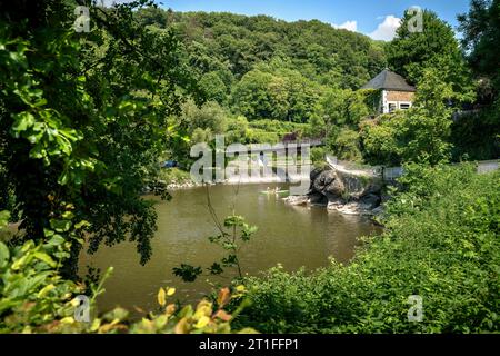 Kanu- und Kajakfahren auf dem Fluss Ourthe vorbei am Dorf Durbuy in den belgischen Ardennen Stockfoto