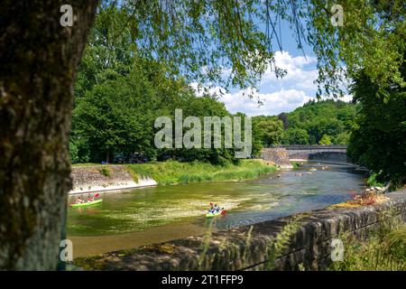 Kanu- und Kajakfahren auf dem Fluss Ourthe vorbei am Dorf Durbuy in den belgischen Ardennen Stockfoto