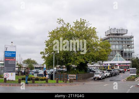 Slough, Großbritannien. Oktober 2023. Wexham Park Hospital in Wexham Court, Slough, Berkshire, Teil des NHS Frimley Health Foundation Trust, wird berichtet, dass eine Spitze in der Anzahl der Patienten, die ihre Unfall- und Notfallabteilung besuchen, zu sehen. Im Vergleich zum letzten Monat gab es Berichten zufolge zusätzlich 50 Patienten pro Tag bei A&E im Wexham Park Hospital. Viele Einwohner Berkshires, insbesondere Slough, sind nach wie vor frustriert, dass sie nicht in der Lage sind, persönliche Termine mit ihren Ärzten zu erhalten und stattdessen A&E zu verwenden. Ein Anstieg der COVID-19-Fälle im Winter und Th Stockfoto