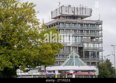 Slough, Großbritannien. Oktober 2023. Wexham Park Hospital in Wexham Court, Slough, Berkshire, Teil des NHS Frimley Health Foundation Trust, wird berichtet, dass eine Spitze in der Anzahl der Patienten, die ihre Unfall- und Notfallabteilung besuchen, zu sehen. Im Vergleich zum letzten Monat gab es Berichten zufolge zusätzlich 50 Patienten pro Tag bei A&E im Wexham Park Hospital. Viele Einwohner Berkshires, insbesondere Slough, sind nach wie vor frustriert, dass sie nicht in der Lage sind, persönliche Termine mit ihren Ärzten zu erhalten und stattdessen A&E zu verwenden. Ein Anstieg der COVID-19-Fälle im Winter und Th Stockfoto