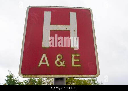 Slough, Großbritannien. Oktober 2023. Wexham Park Hospital in Wexham Court, Slough, Berkshire, Teil des NHS Frimley Health Foundation Trust, wird berichtet, dass eine Spitze in der Anzahl der Patienten, die ihre Unfall- und Notfallabteilung besuchen, zu sehen. Im Vergleich zum letzten Monat gab es Berichten zufolge zusätzlich 50 Patienten pro Tag bei A&E im Wexham Park Hospital. Viele Einwohner Berkshires, insbesondere Slough, sind nach wie vor frustriert, dass sie nicht in der Lage sind, persönliche Termine mit ihren Ärzten zu erhalten und stattdessen A&E zu verwenden. Ein Anstieg der COVID-19-Fälle im Winter und Th Stockfoto