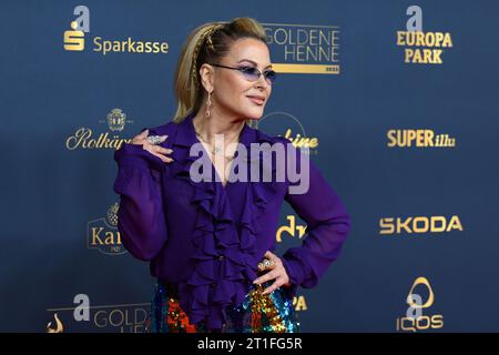 Leipzig, Deutschland. Oktober 2023. Sängerin Anastacia kommt bei der Preisverleihung „Goldene Henne“ an. Der Publikumspreis wird zum 29. Mal auf einer TV-Gala in Leipzig verliehen. Quelle: Hendrik Schmidt/dpa/Alamy Live News Stockfoto