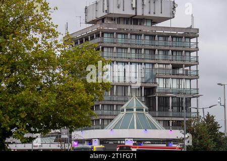 Slough, Großbritannien. Oktober 2023. Wexham Park Hospital in Wexham Court, Slough, Berkshire, Teil des NHS Frimley Health Foundation Trust, wird berichtet, dass eine Spitze in der Anzahl der Patienten, die ihre Unfall- und Notfallabteilung besuchen, zu sehen. Im Vergleich zum letzten Monat gab es Berichten zufolge zusätzlich 50 Patienten pro Tag bei A&E im Wexham Park Hospital. Viele Einwohner Berkshires, insbesondere Slough, sind nach wie vor frustriert, dass sie nicht in der Lage sind, persönliche Termine mit ihren Ärzten zu erhalten und stattdessen A&E zu verwenden. Ein Anstieg der COVID-19-Fälle im Winter und Th Stockfoto