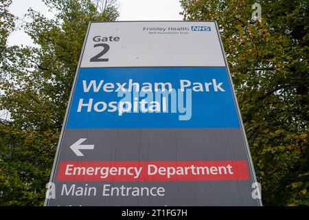 Slough, Großbritannien. Oktober 2023. Wexham Park Hospital in Wexham Court, Slough, Berkshire, Teil des NHS Frimley Health Foundation Trust, wird berichtet, dass eine Spitze in der Anzahl der Patienten, die ihre Unfall- und Notfallabteilung besuchen, zu sehen. Im Vergleich zum letzten Monat gab es Berichten zufolge zusätzlich 50 Patienten pro Tag bei A&E im Wexham Park Hospital. Viele Einwohner Berkshires, insbesondere Slough, sind nach wie vor frustriert, dass sie nicht in der Lage sind, persönliche Termine mit ihren Ärzten zu erhalten und stattdessen A&E zu verwenden. Ein Anstieg der COVID-19-Fälle im Winter und Th Stockfoto