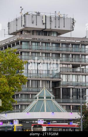 Slough, Großbritannien. Oktober 2023. Wexham Park Hospital in Wexham Court, Slough, Berkshire, Teil des NHS Frimley Health Foundation Trust, wird berichtet, dass eine Spitze in der Anzahl der Patienten, die ihre Unfall- und Notfallabteilung besuchen, zu sehen. Im Vergleich zum letzten Monat gab es Berichten zufolge zusätzlich 50 Patienten pro Tag bei A&E im Wexham Park Hospital. Viele Einwohner Berkshires, insbesondere Slough, sind nach wie vor frustriert, dass sie nicht in der Lage sind, persönliche Termine mit ihren Ärzten zu erhalten und stattdessen A&E zu verwenden. Ein Anstieg der COVID-19-Fälle im Winter und Th Stockfoto