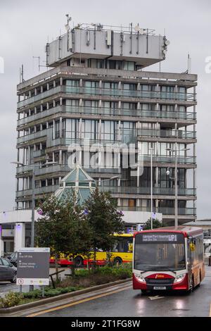 Slough, Großbritannien. Oktober 2023. Wexham Park Hospital in Wexham Court, Slough, Berkshire, Teil des NHS Frimley Health Foundation Trust, wird berichtet, dass eine Spitze in der Anzahl der Patienten, die ihre Unfall- und Notfallabteilung besuchen, zu sehen. Im Vergleich zum letzten Monat gab es Berichten zufolge zusätzlich 50 Patienten pro Tag bei A&E im Wexham Park Hospital. Viele Einwohner Berkshires, insbesondere Slough, sind nach wie vor frustriert, dass sie nicht in der Lage sind, persönliche Termine mit ihren Ärzten zu erhalten und stattdessen A&E zu verwenden. Ein Anstieg der COVID-19-Fälle im Winter und Th Stockfoto