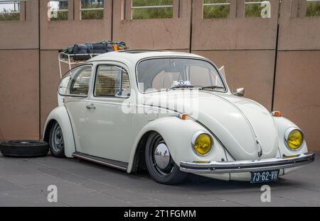 Scheveningen, Niederlande, 14.05.2023, Classic Volkswagen Beetle von 1972 mit hinterem Staufach auf der Aircooler Oldtimer-Messe Stockfoto