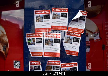 London, Großbritannien. Oktober 2023. Plakate von von Hamas entführten Israelis wurden im Piccadilly Circus aufgestellt, während der Krieg zwischen Israel und der Hamas tobt. Ähnliche Plakate sind in den letzten Tagen in London erschienen. Quelle: Vuk Valcic/Alamy Live News Stockfoto