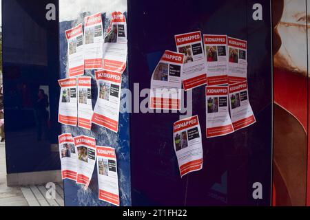 London, Großbritannien. Oktober 2023. Plakate von von Hamas entführten Israelis wurden im Piccadilly Circus aufgestellt, während der Krieg zwischen Israel und der Hamas tobt. Ähnliche Plakate sind in den letzten Tagen in London erschienen. Quelle: Vuk Valcic/Alamy Live News Stockfoto