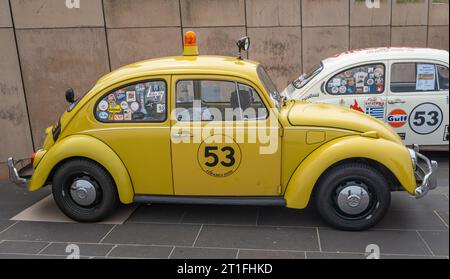 Scheveningen, Niederlande, 14.05.2023, gelber Volkswagen Käfer aus den 1970er Jahren mit Rundumleuchte auf dem Dach auf der Aircooler Oldtimer-Messe Stockfoto