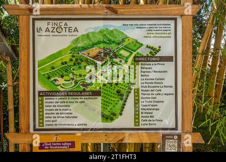 Guatemala, La Antigua - 20. Juli 2023: Finca La Azotea Museen. Große bunte Karte draußen zeigt eine Liste der Aktivitäten und der verschiedenen Gebäude. Stockfoto