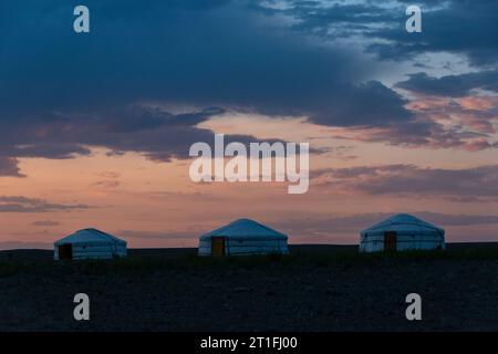 Jurtenlager in der Wüste gobi, mongolei Stockfoto