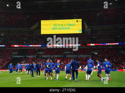 Die englischen Spieler wärmen sich vor dem internationalen Freundschaftsspiel im Wembley Stadium in London auf. Bilddatum: Freitag, 13. Oktober 2023. Stockfoto