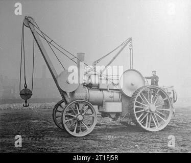 Die britische Armee Traktoren, die vor dem Ersten Weltkrieg Dampfmaschine der Dampf den Straßentransport ausgerüstet mit einem Kran. Zweiten Burenkrieg. Stockfoto