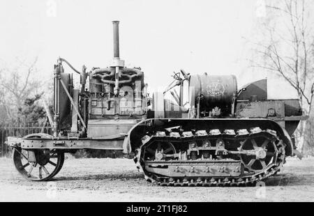 Die britische Armee Traktoren, die vor dem Ersten Weltkrieg dieses Fahrzeug wurde durch die Holt Caterpillar Co. Inc. im Jahr 1913 in Illinois, USA hergestellt. Es war weitgehend verwendet, Kanonen über 6 Zoll Kaliber während des Ersten Weltkrieges zu schleppen. Es ist Hier zerlegt von Decke zu zeigen einige der Teile, etwa 1000 nummeriert. Der Kraftstoff verwendet wurde entweder Nr. 1 Motor Destillat, Naphta Schwerkraft 54 oder Benzin. Die Kapazität des Tanks wurde ca. 100 Liter. Stockfoto