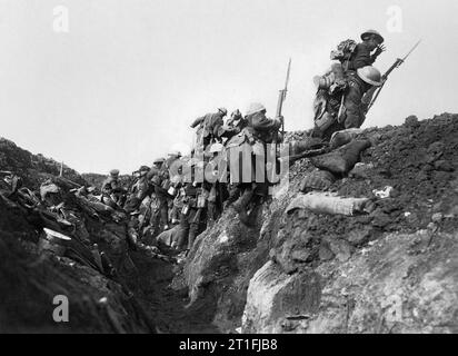 Fotografie im Ersten Weltkrieg Truppen angeblich 'über' zu Beginn der Schlacht an der Somme 1916, die von der Kanadischen offizieller Fotograf Ivor Schloss fotografiert. Dieses Foto wurde weit und fälschlich als Darstellung eines tatsächlichen britischen Angriff veröffentlicht. Aber es war eigentlich während einer Übung hinter die Linien berücksichtigt. Die steißlage, der eindeutig auf die Waffe des Soldaten ist im Vordergrund sichtbar wurde in zeitgenössischen Veröffentlichungen des Fotos bearbeitet werden. Stockfoto