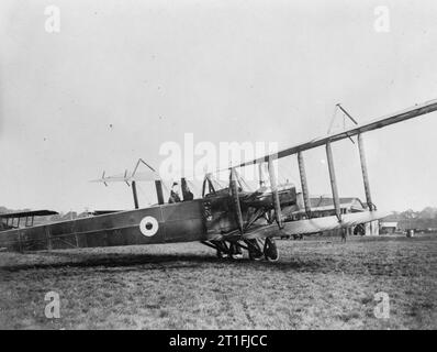 Indische Zeitungsredakteure in einem zweimotorigen Handley Page Bomber, Hendon Aerodrome, Oktober 1918. Stockfoto