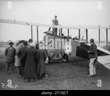 Redakteure der Indian Newspapers, die eine de Havilland 9 am Hendon Flugplatz inspizieren, Oktober 1918. Stockfoto