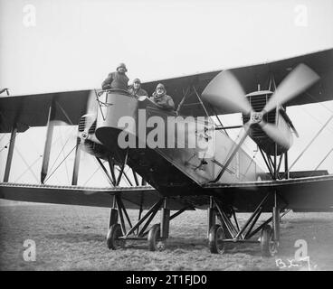 Indische Zeitungsredakteure in einem zweimotorigen Handley Page Bomber, Hendon Aerodrome, Oktober 1918. Stockfoto