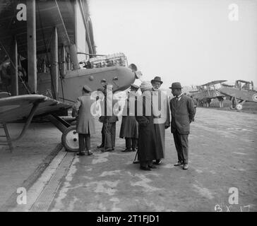 Redakteure der Indian Newspapers, die eine de Havilland 9 am Hendon Flugplatz inspizieren, Oktober 1918. Stockfoto