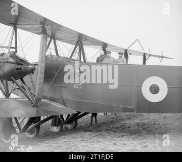 Indische Zeitungsredakteure in einem zweimotorigen Handley Page Bomber, Hendon Aerodrome, Oktober 1918. Stockfoto