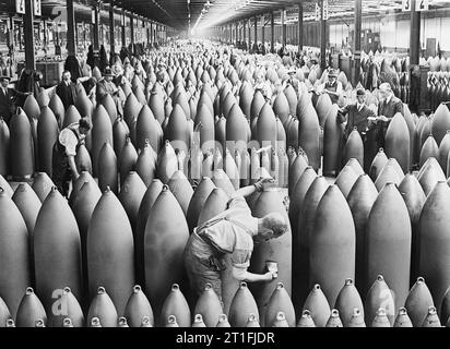 Munitionsarbeiter, die Muscheln in der National Shell Filling Factory No.6 in Chilwell, Nottinghamshire, im Jahr 1917 bemalten. Dies war eine der größten Mantelfabriken des Landes Stockfoto