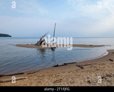 Amateur-Tipi machen am Sandy Beach in Munising Stockfoto